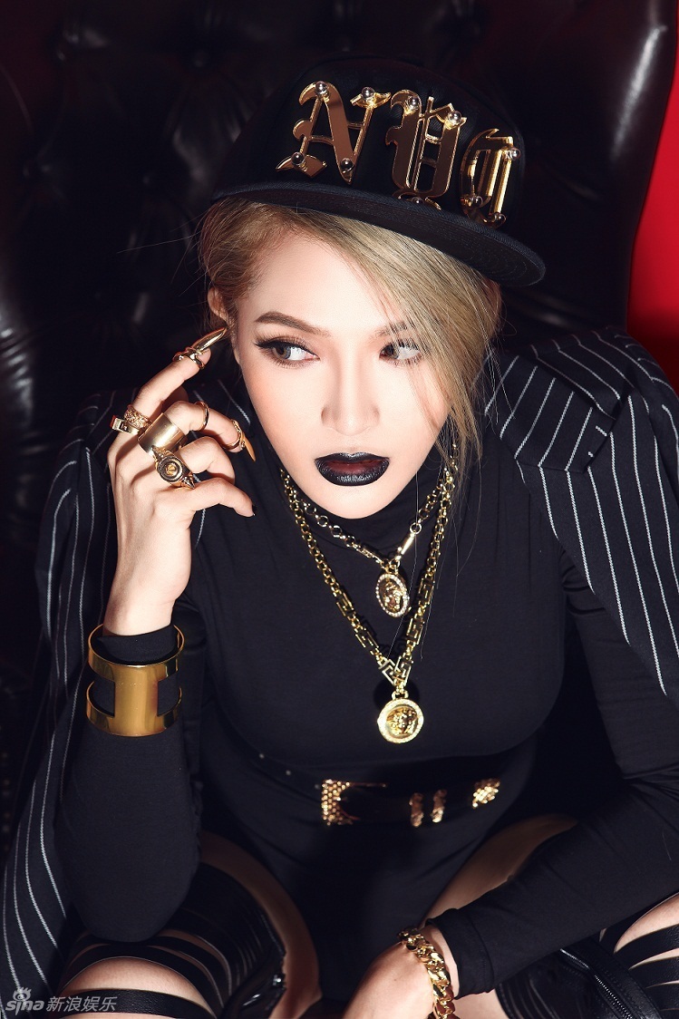 新浪娱乐讯 日前,歌手艾菲一组朋克风写真曝光.