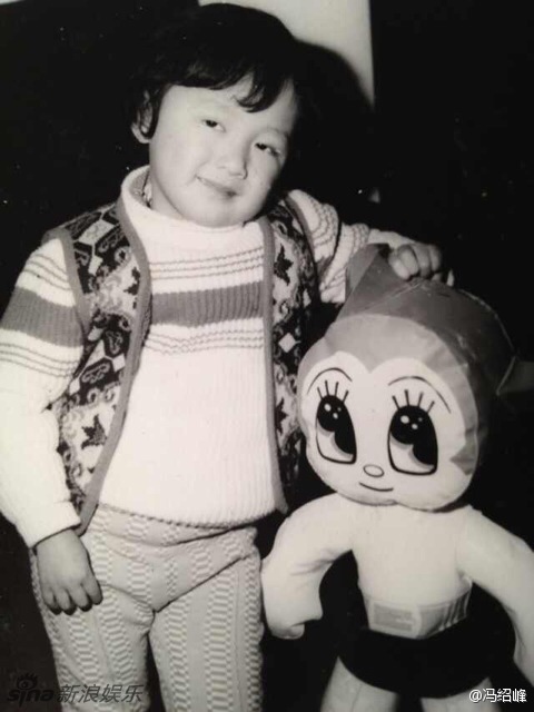 组图:帅哥小时候这么萌!冯绍峰自曝童年照