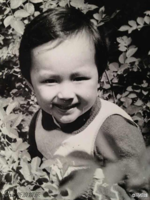 组图:帅哥小时候这么萌!冯绍峰自曝童年照