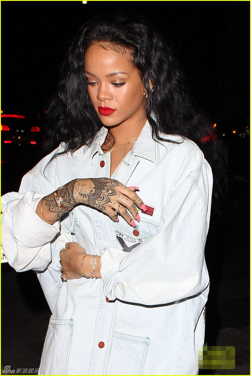 蕾哈娜满手纹身土豪范十足