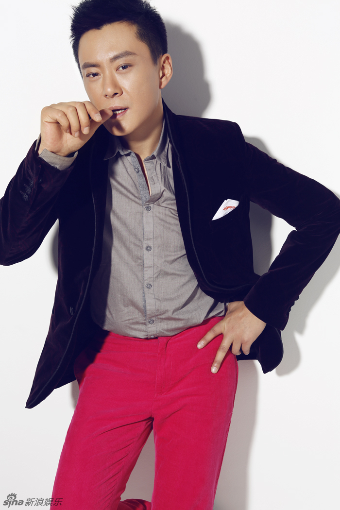 实力男演员王斑日前推出一组全新性格写真,置身于光影前,王斑潇洒酷劲