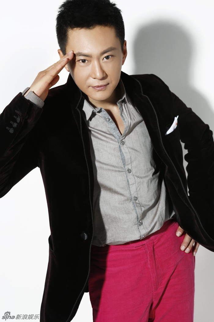 实力男演员王斑日前推出一组全新性格写真,置身于光影前,王斑潇洒酷劲