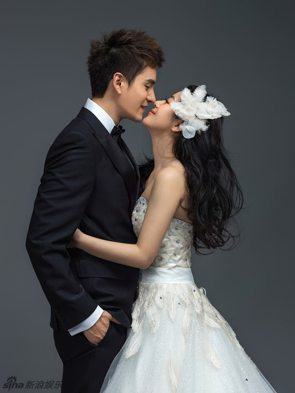 小李琳身着一袭抹胸设计纯白婚纱,简约而大方,将好身材展露无遗.