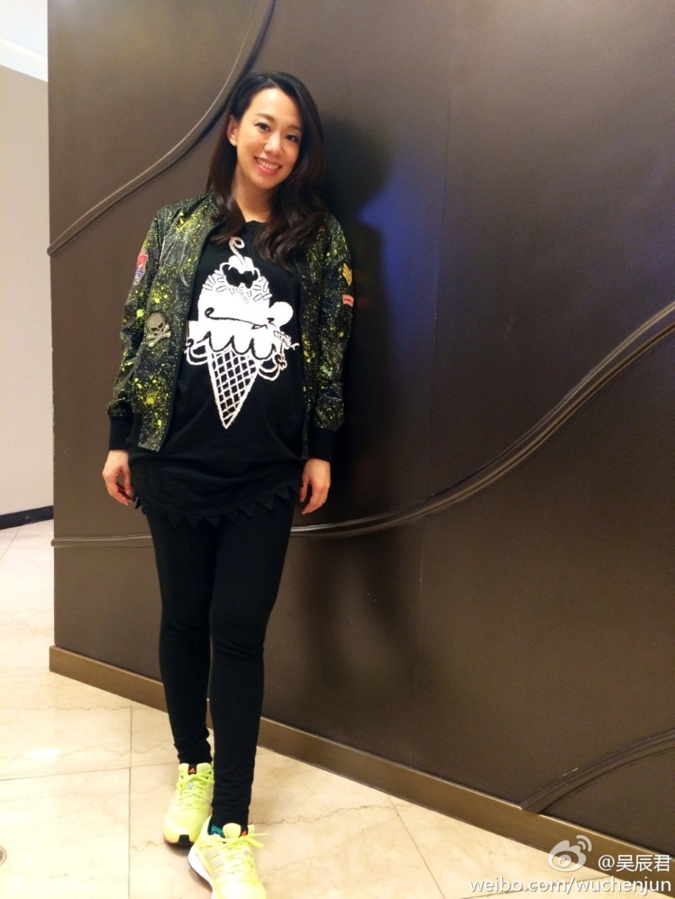 组图:吴辰君挺6月大肚坚持运动 自拍心情靓