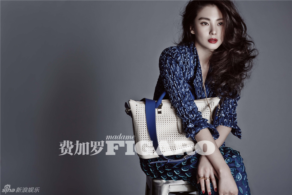 张雨绮空灵封面大片卷发红唇风情万种