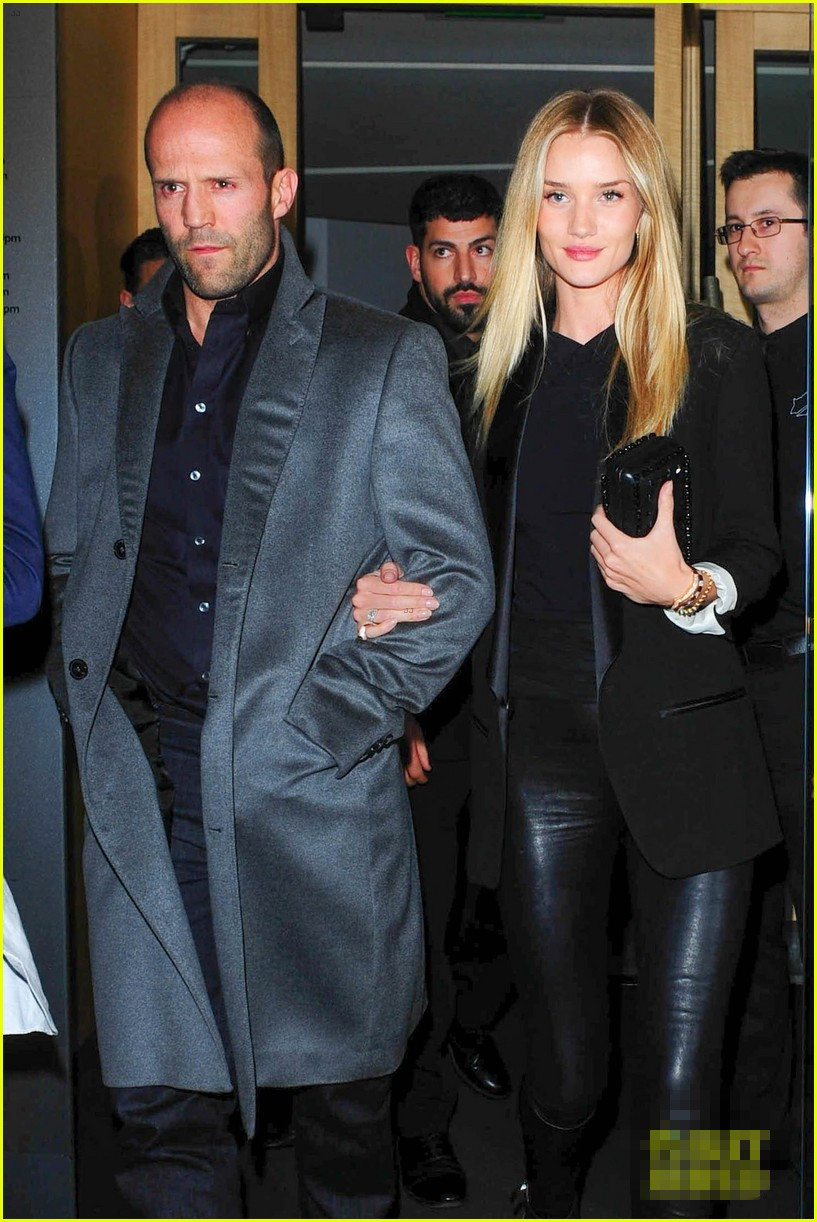 超模罗茜与男友斯坦森约会 车内撒娇索吻