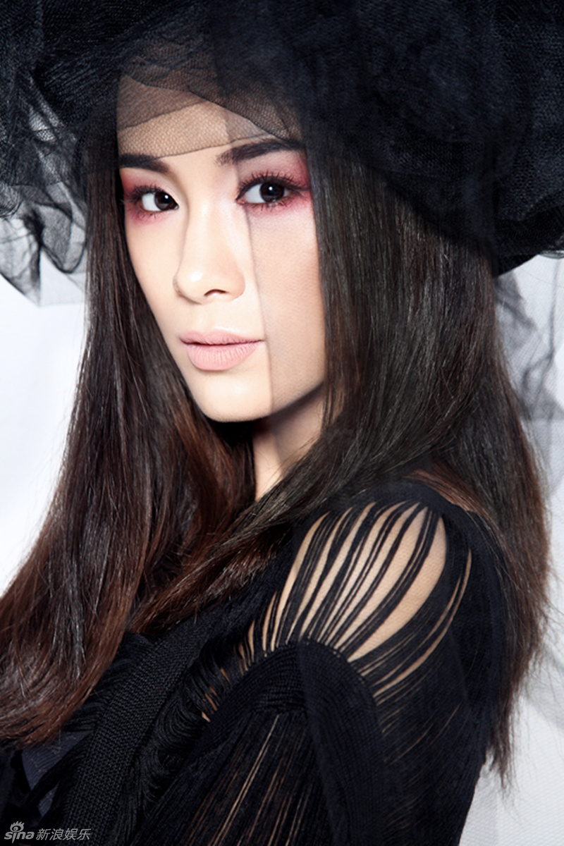 05 22:16:35 1 / 5 新浪娱乐讯 近日,演员金晶为时尚杂志拍摄的一组