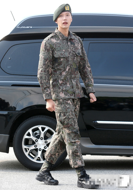 组图:池贤宇退伍变钢牙哥 女友未现身盼快复出