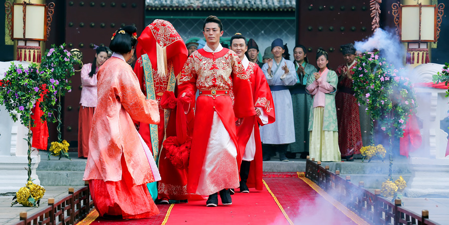 《金玉良缘》曝婚服照