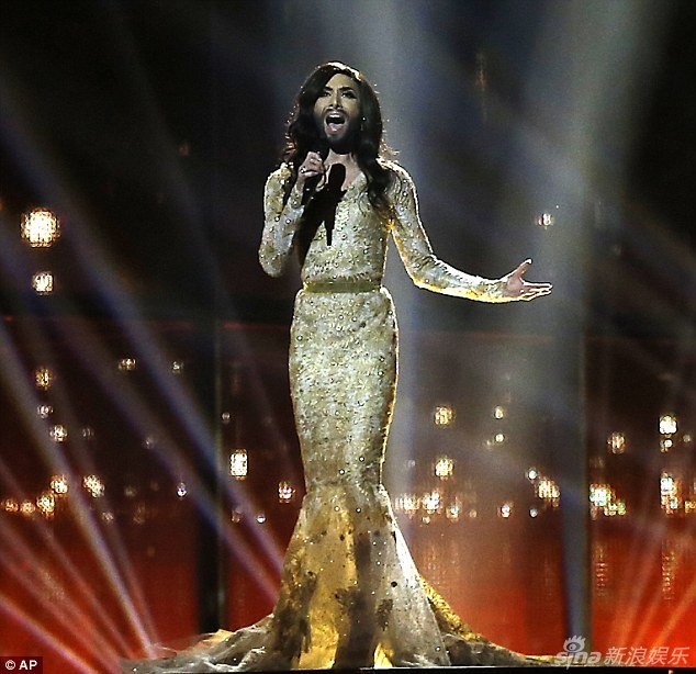 变性歌手身穿华美金裙献唱