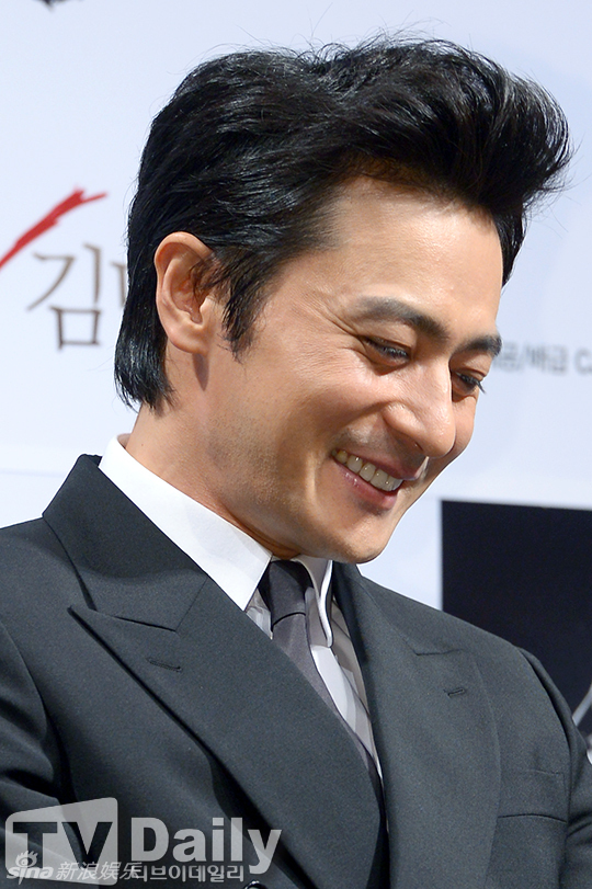 组图:张东健宣传《哭泣男人》迷人大叔演杀手