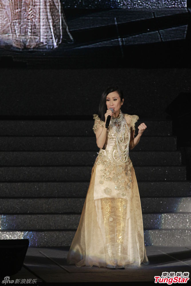 新浪娱乐讯 5月7日,吕珊在香港伊馆举行演唱会, 邀请了盛传婚讯的