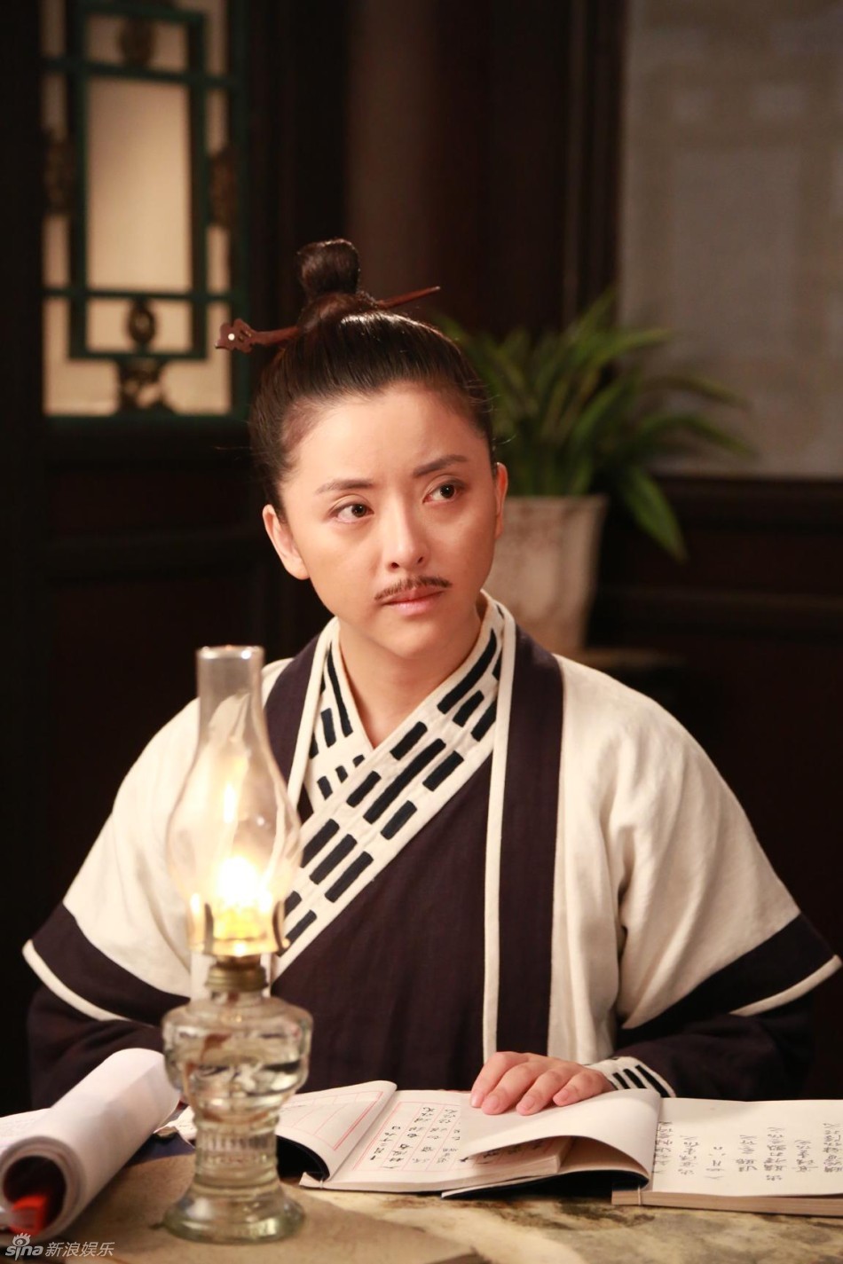 组图:《映山红》黄小蕾女扮男装成翩翩公子