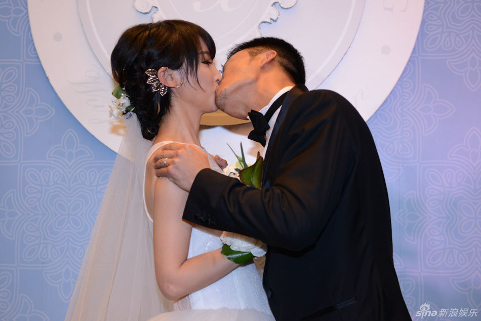 吴京谢楠婚礼甜蜜亲吻