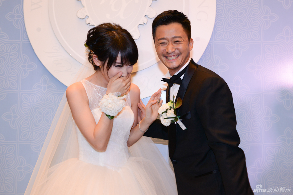 吴京谢楠婚礼甜蜜亲吻