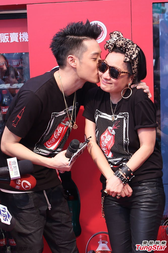 新浪娱乐讯 2014年的母亲节,艺人周汤豪与妈妈比莉共同在工作中欢度