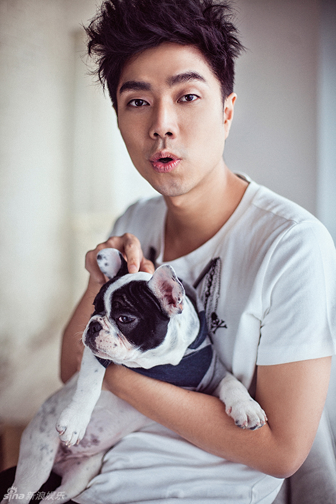 组图:袁成杰最新写真 狗狗卖萌抢镜_高清图集_新浪网