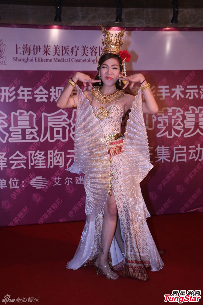 组图:泰国人妖姐妹热吻 隆胸进军中国演艺圈_高清图集_新浪网
