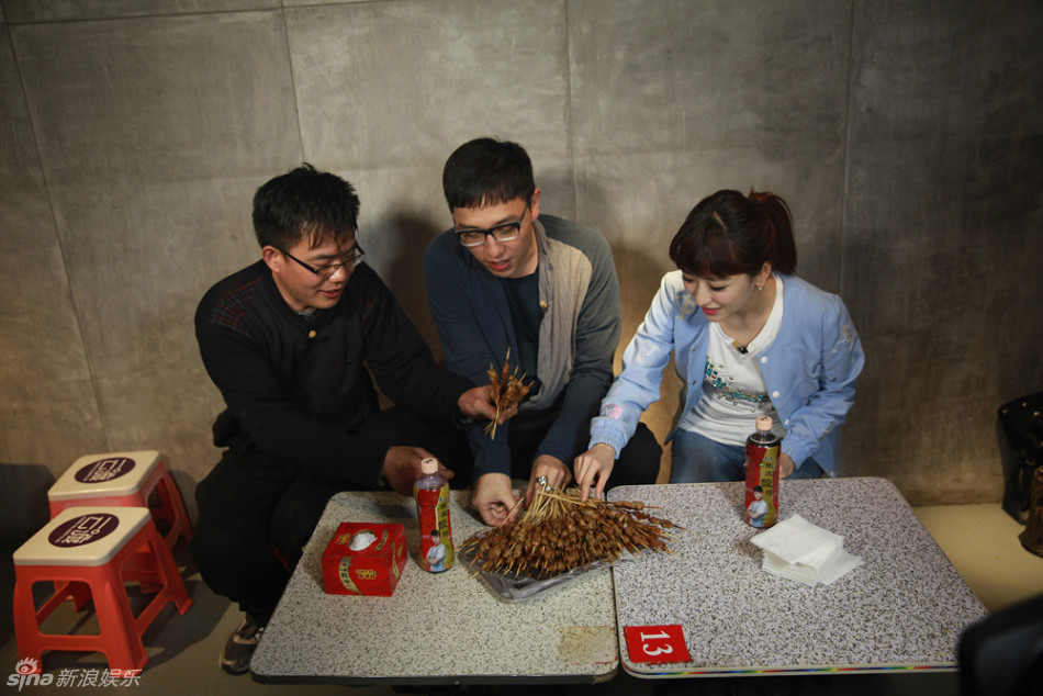 新浪娱乐讯《爽食行天下》最近一期,左岩为美食签"生死状",最辣汉堡辣