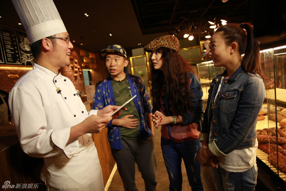 新浪娱乐讯《爽食行天下》最近一期,左岩为美食签"生死状",最辣汉堡辣