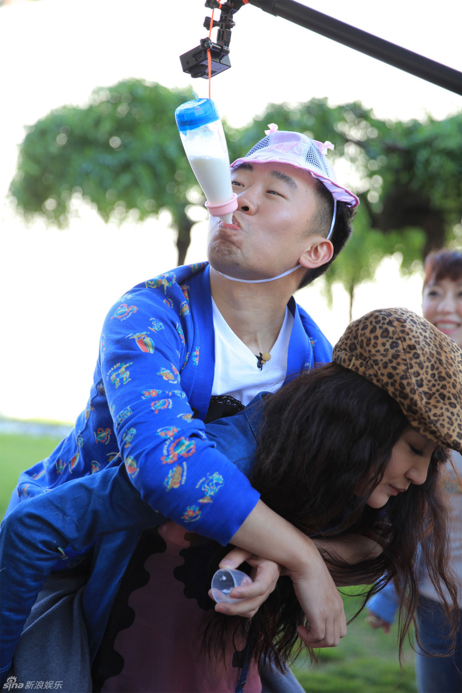 新浪娱乐讯《爽食行天下》最近一期,左岩为美食签"生死状",最辣汉堡辣