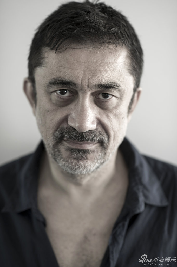 导演锡兰拍写真 留灰白胡子展沧桑范儿
