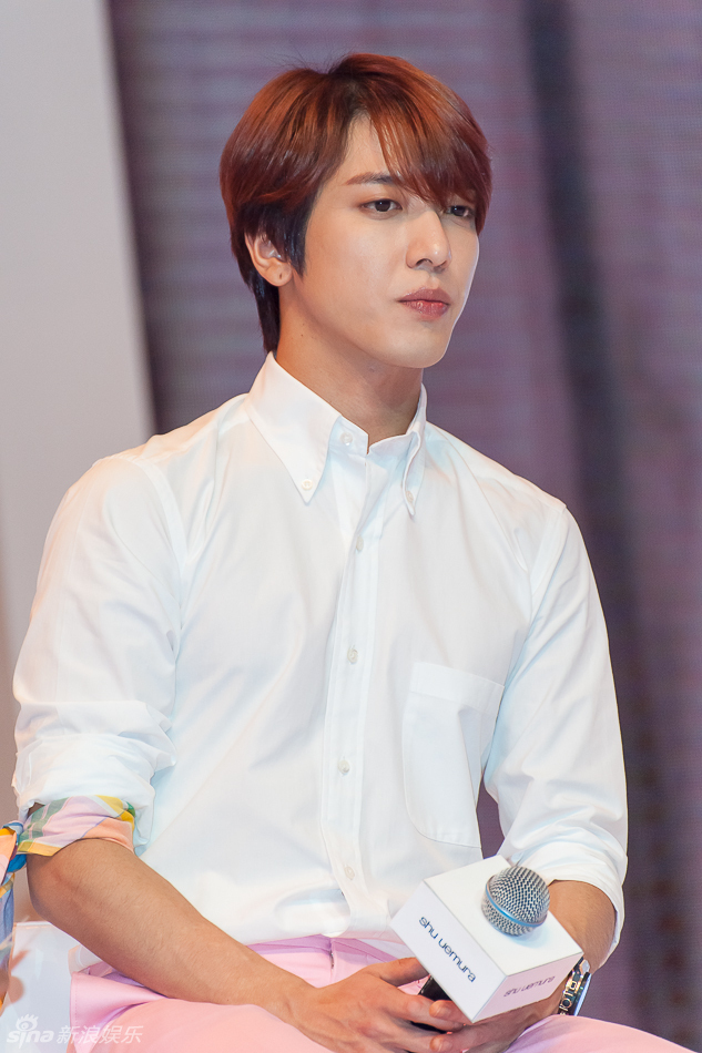 20140516明星郑容和上海参加活动白衣粉裤弹吉他校草气质