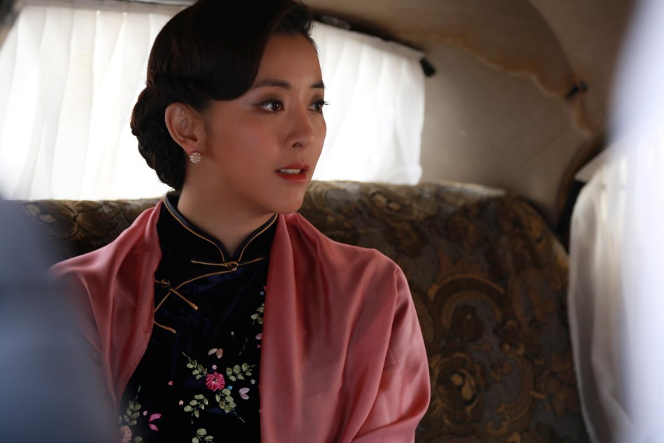 新浪娱乐讯既之前《映山红》剧组曝光黄小蕾风水大师的剧照后,近期又