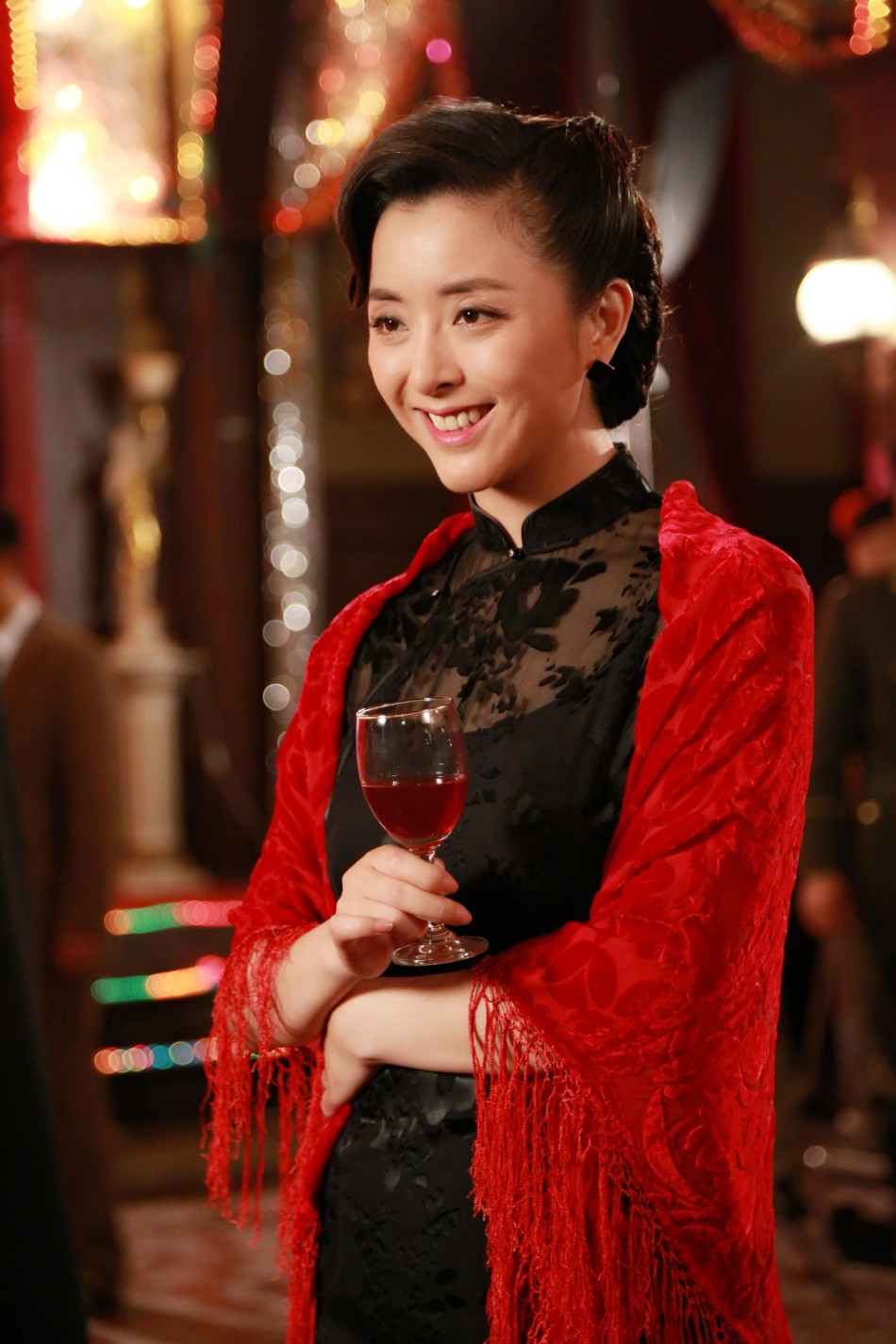 组图:《映山红》热拍 黄小蕾旗袍造型曝光