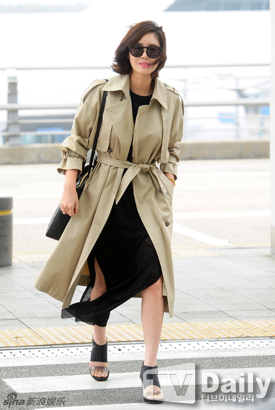 组图: 金成玲赴戛纳影展 墨镜风衣显女王气质_高清图集_新浪网