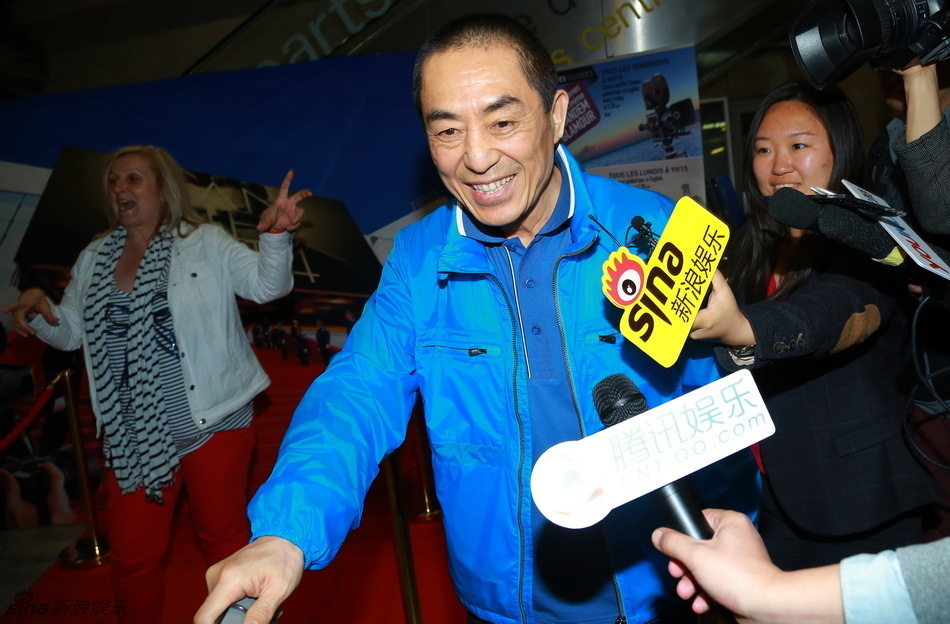 组图:陈道明戴墨镜抵戛纳 张艺谋微笑挥手致意_高清图集_新浪网