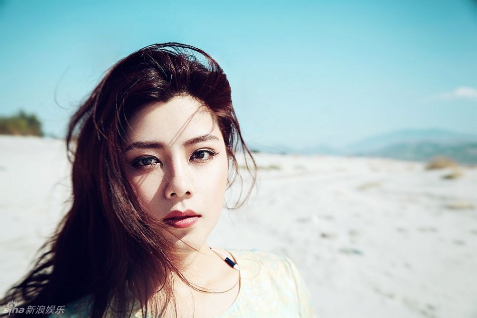 新浪娱乐讯 近日,歌手朱婧最新沙漠写真曝光.