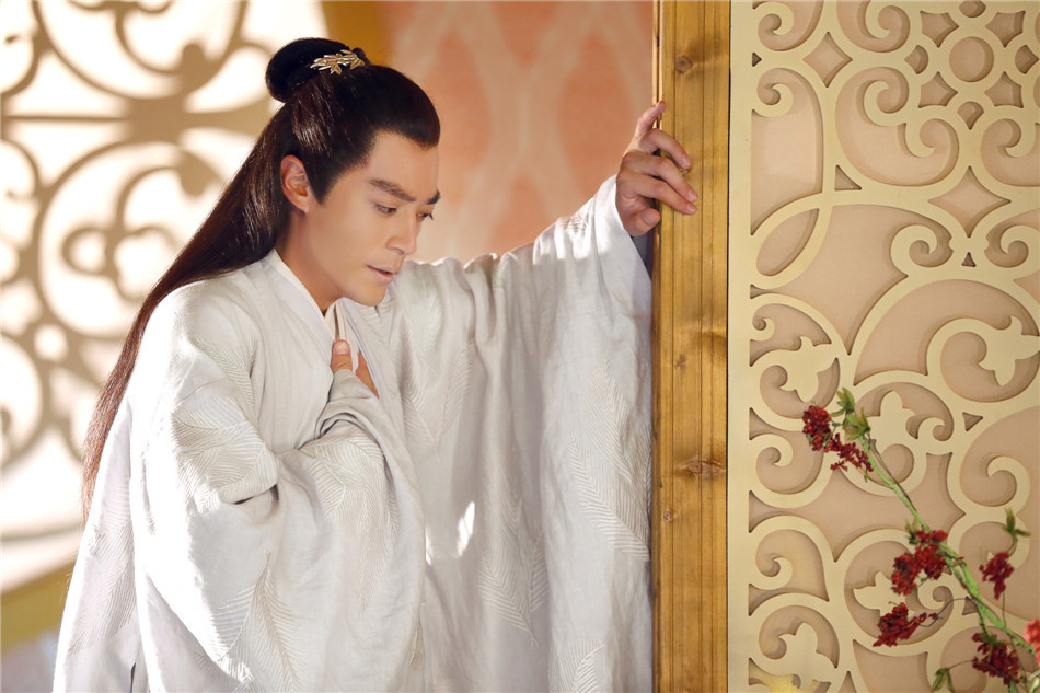 组图:花千骨曝霍建华定妆照 白袍加身长发如瀑