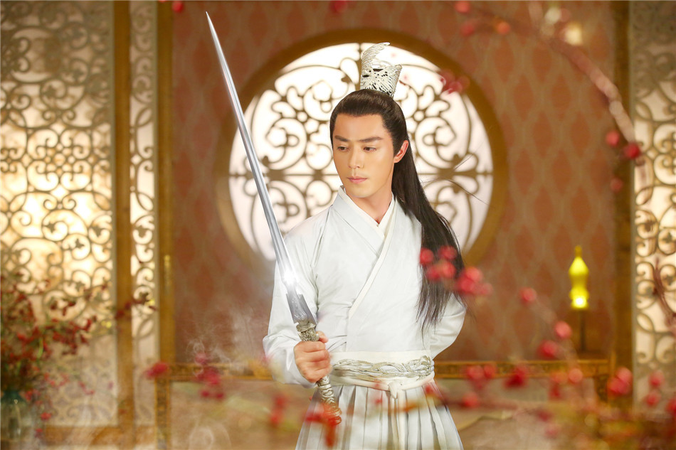 组图:花千骨曝霍建华定妆照 白袍加身长发如瀑