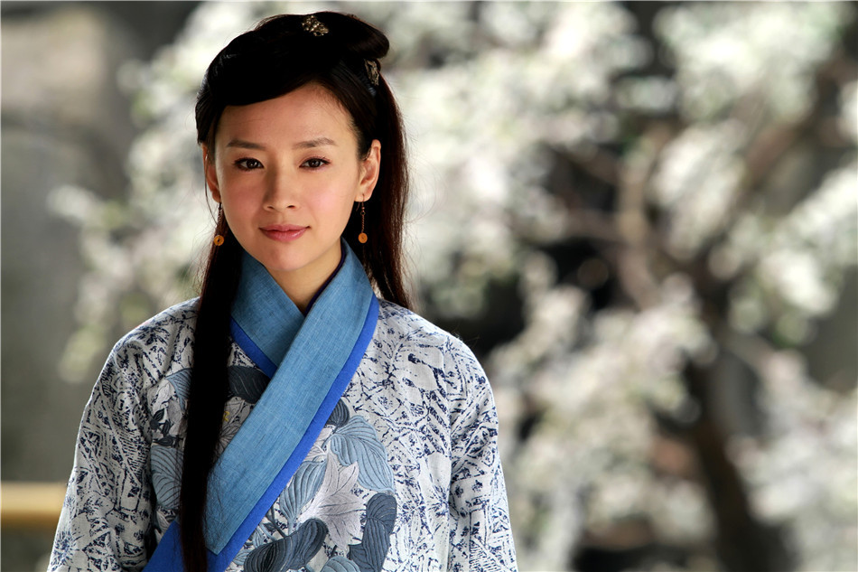 剧中,已三年未出现在电视荧屏的董洁再度回归,变身刁蛮千金江嘉沅.