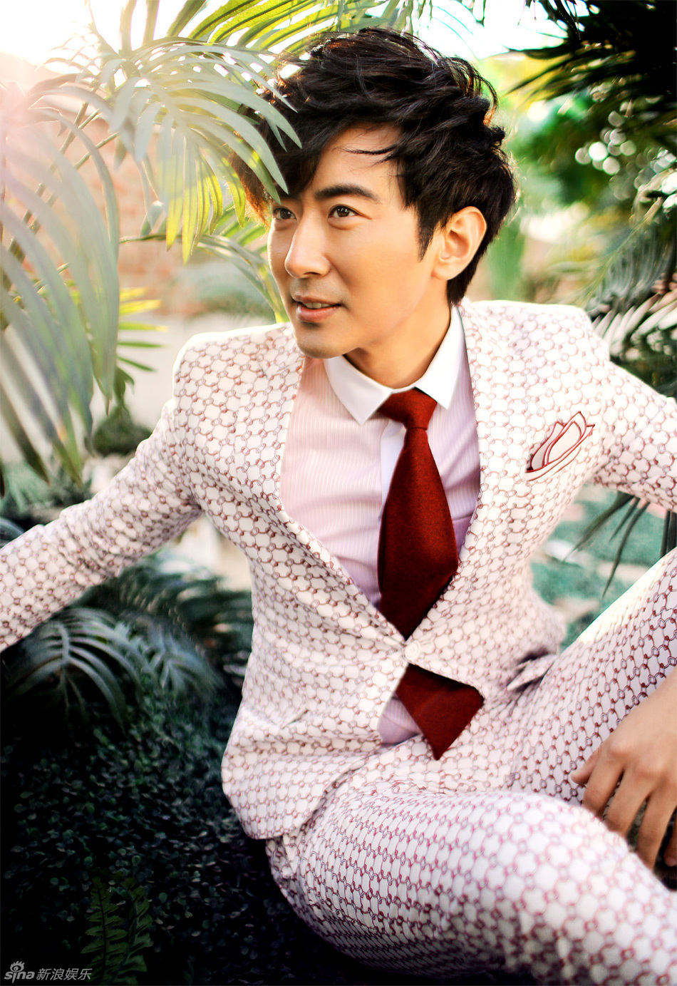 新浪娱乐讯 人气演员高梓淇曝光了一组置身丛林的全新写真.