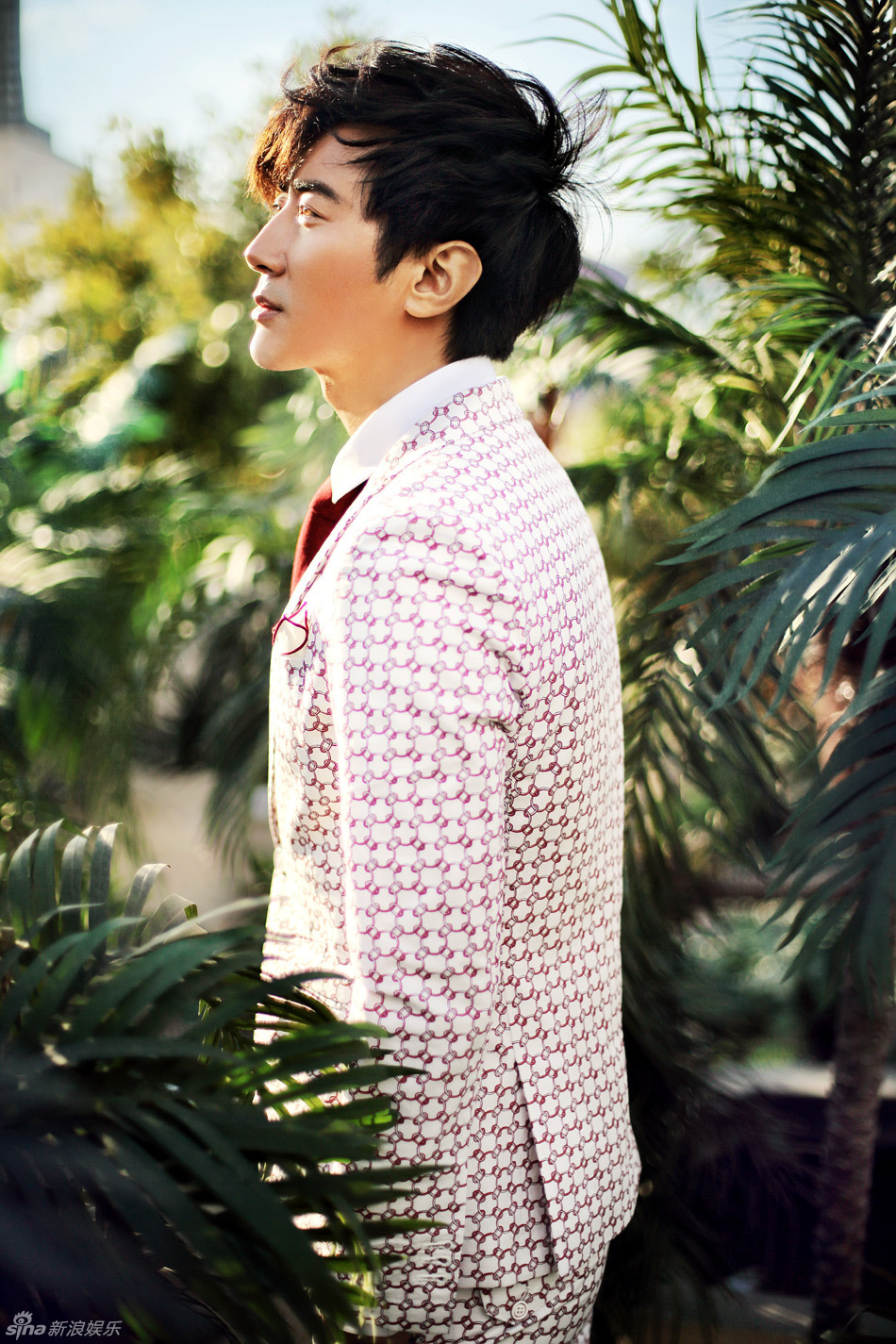 新浪娱乐讯 人气演员高梓淇曝光了一组置身丛林的全新写真.