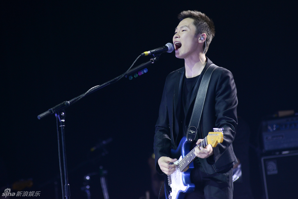 组图:梁博演唱会舞美酷炫 掌控全场_高清图集_新浪网