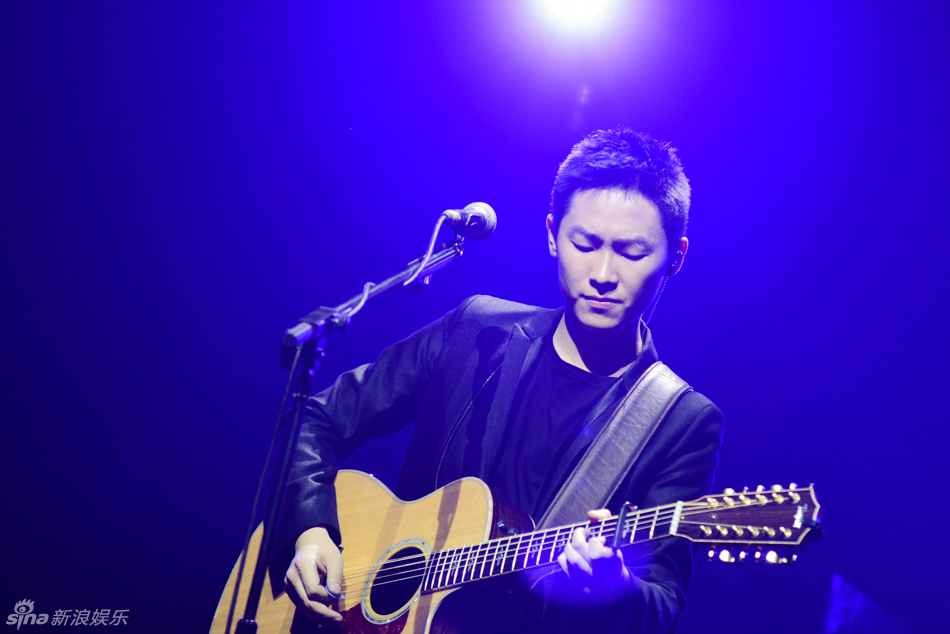 新浪娱乐讯 5月23日,梁博"新的"演唱会在北京世纪剧院开唱,全场座无