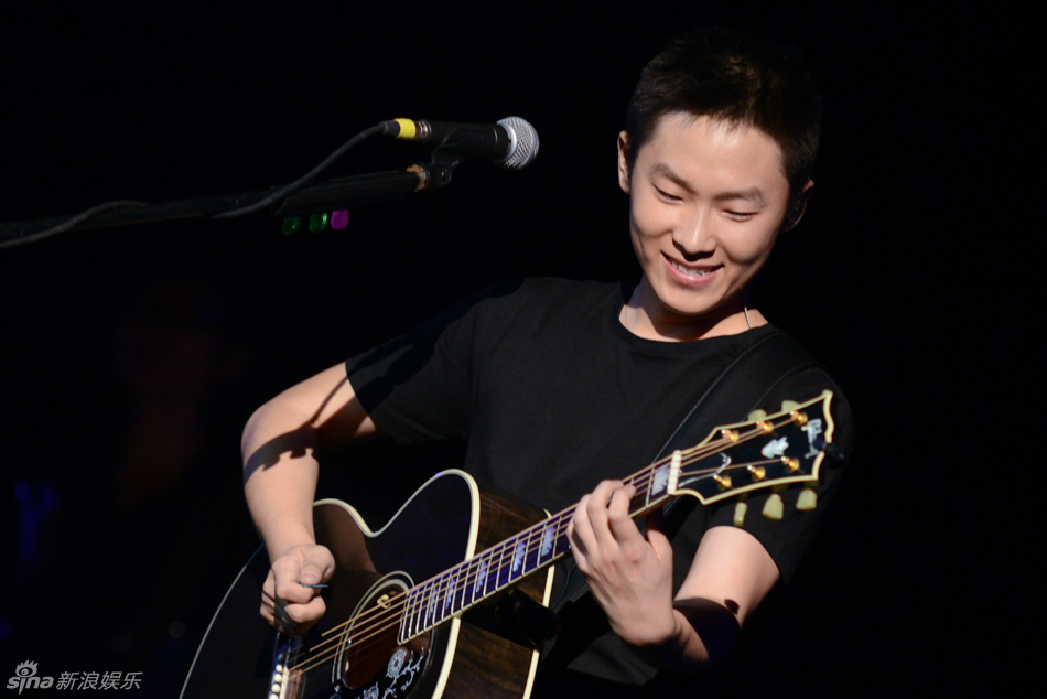 猜你喜欢 18 / 24 新浪娱乐讯 5月23日,梁博"新的"演唱会在北京世纪