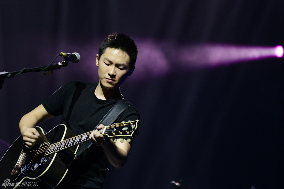 猜你喜欢 18 / 24 新浪娱乐讯 5月23日,梁博"新的"演唱会在北京世纪