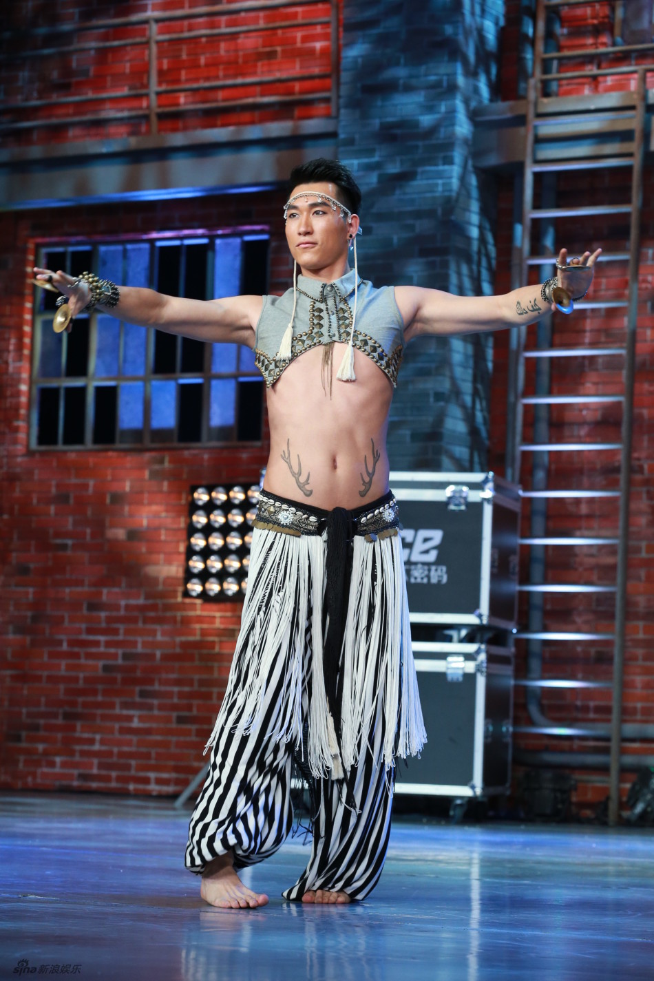 组图:《好舞蹈》"男孔雀"致敬杨丽萍遭批_高清图集_新浪网