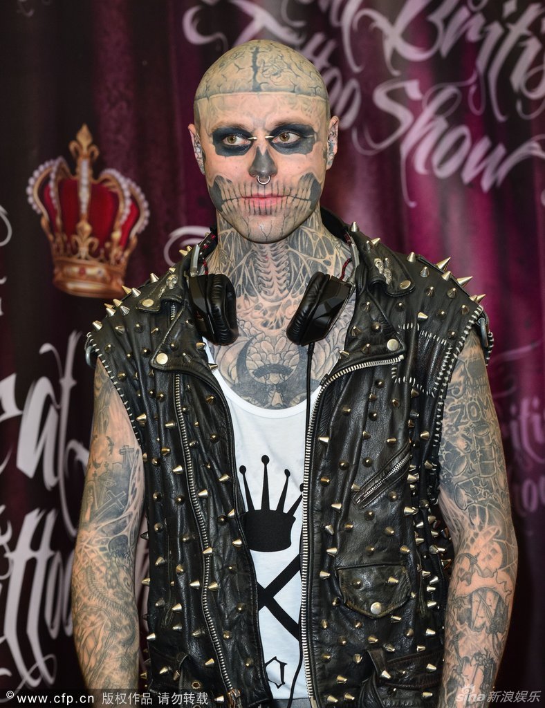 僵尸造型酷男抢镜