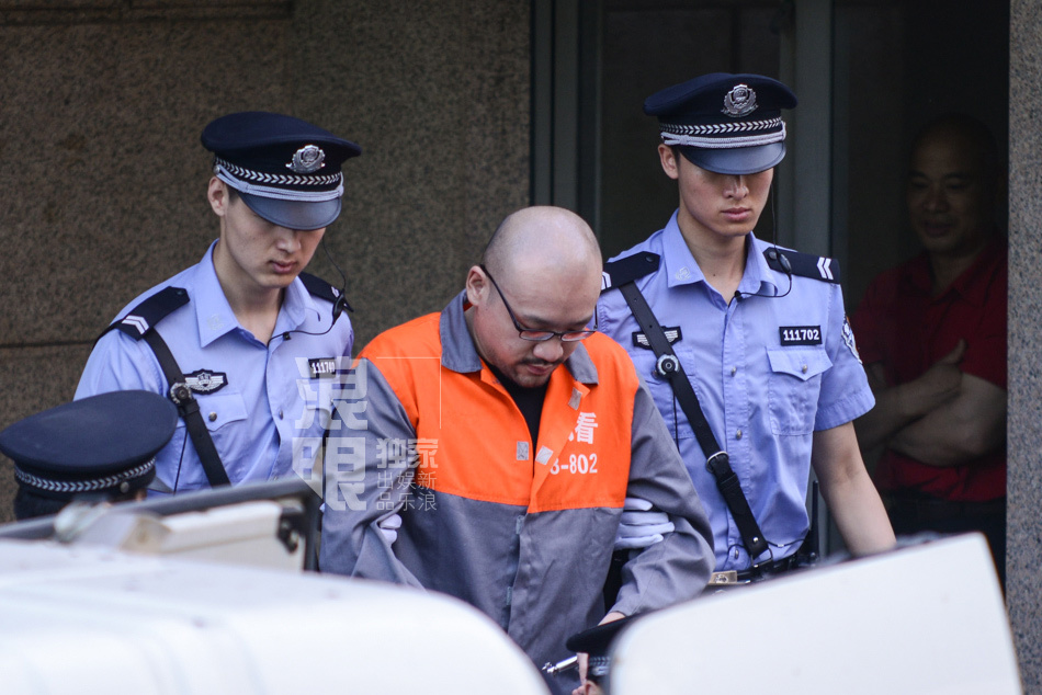 李代沫出庭后面容沉重