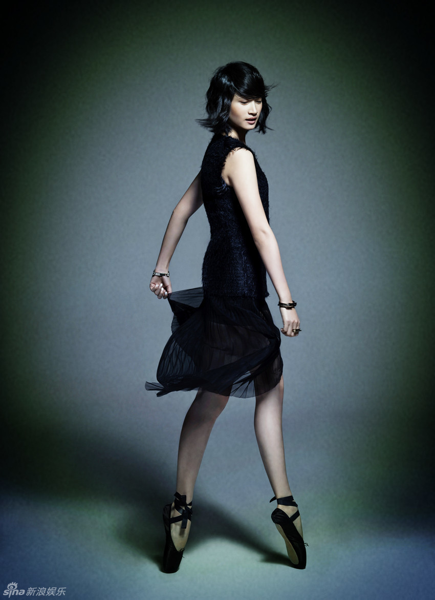 组图:沈佳妮庆生拍时尚大片 黑衣风格有腔调_高清图集_新浪网
