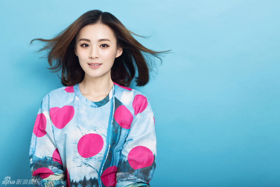 片中毛林林笑容灿烂迷人,实在难让人与耍心机玩手段的腹黑女联想在一