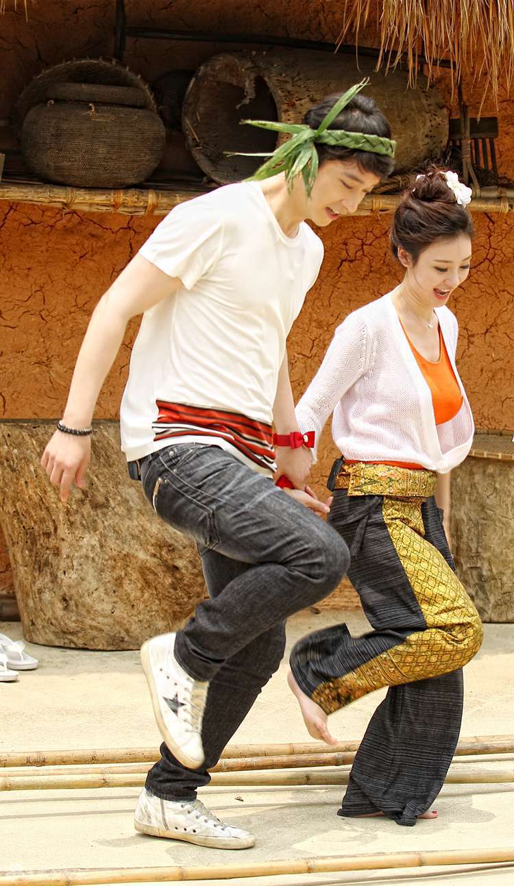 柳岩与黄灿盛穿白色情侣衫