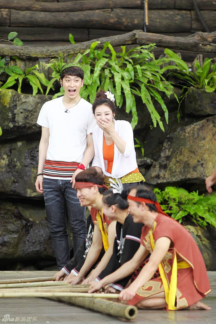 柳岩与黄灿盛穿白色情侣衫