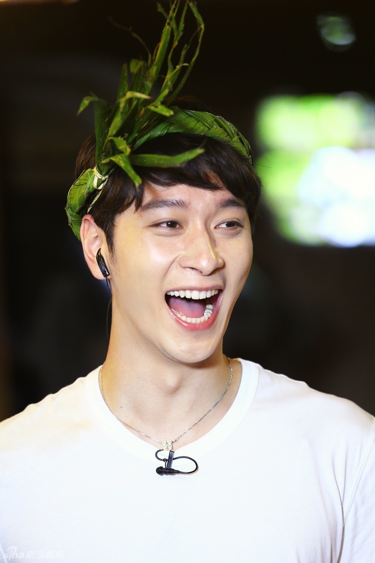 柳岩与黄灿盛手牵手