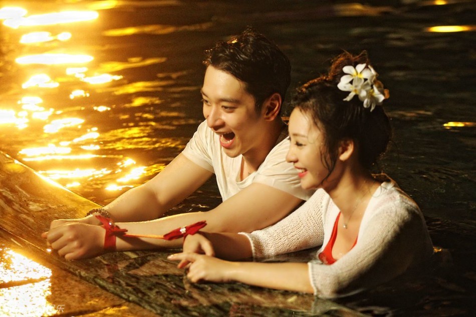 柳岩与黄灿盛穿白色情侣衫